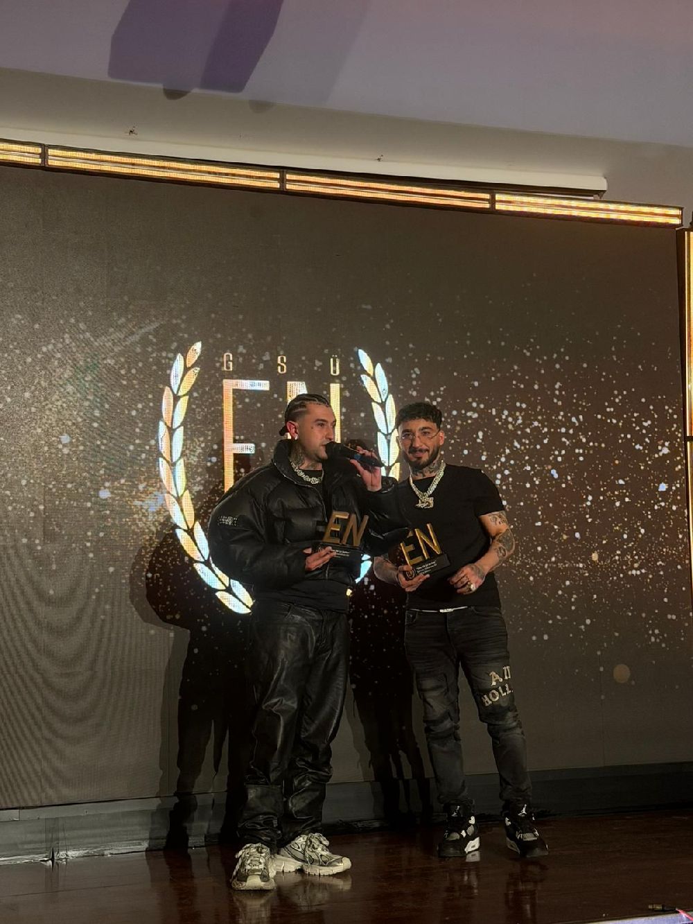 Motive ödüle doymuyor!