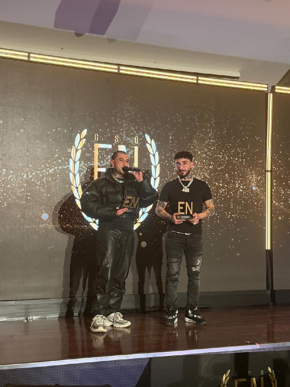 Motive ödüle doymuyor!