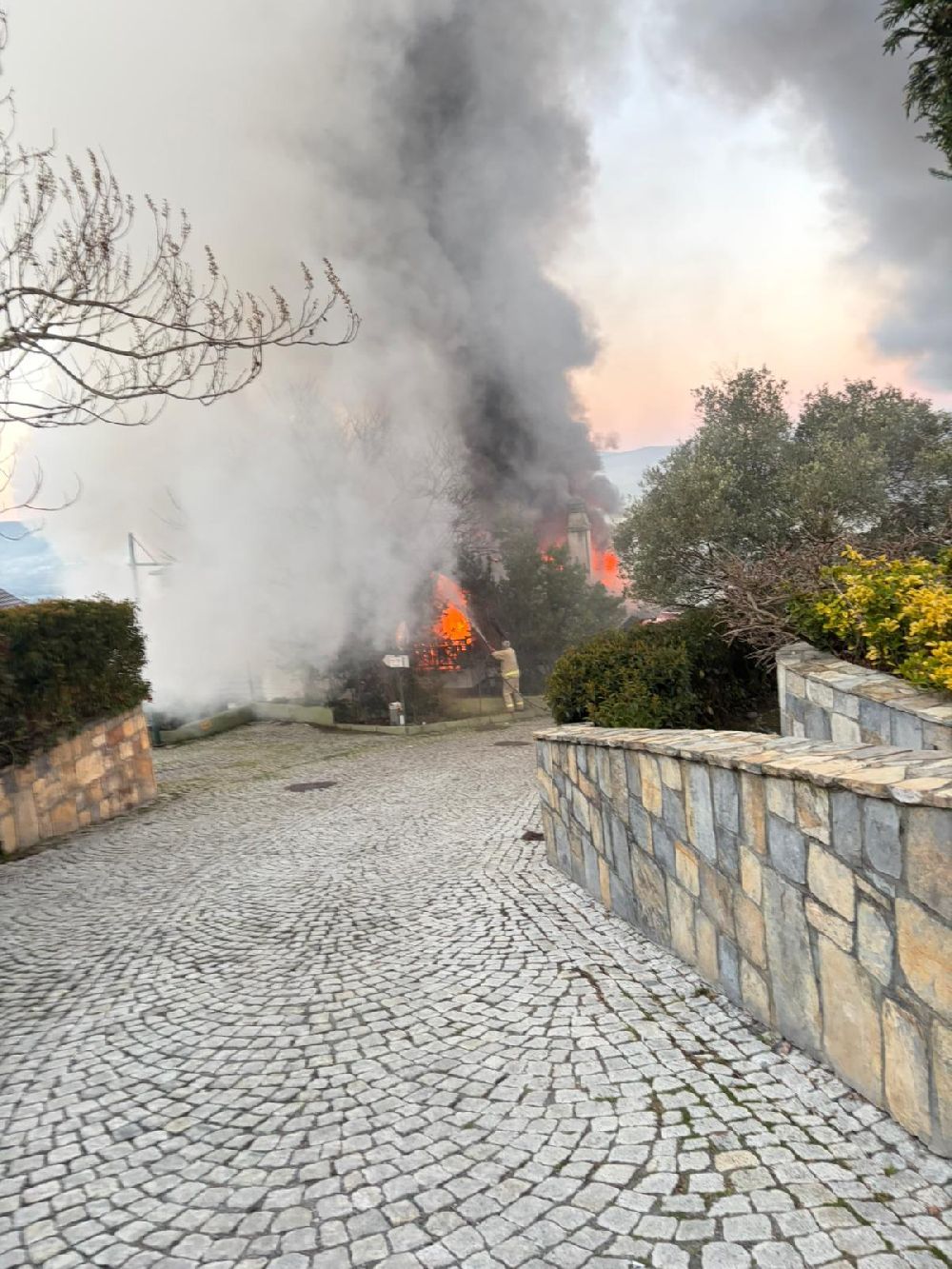 Riva'daki evi yanıp ölümden dönen Aslıhan Karalar açıklama yaptı