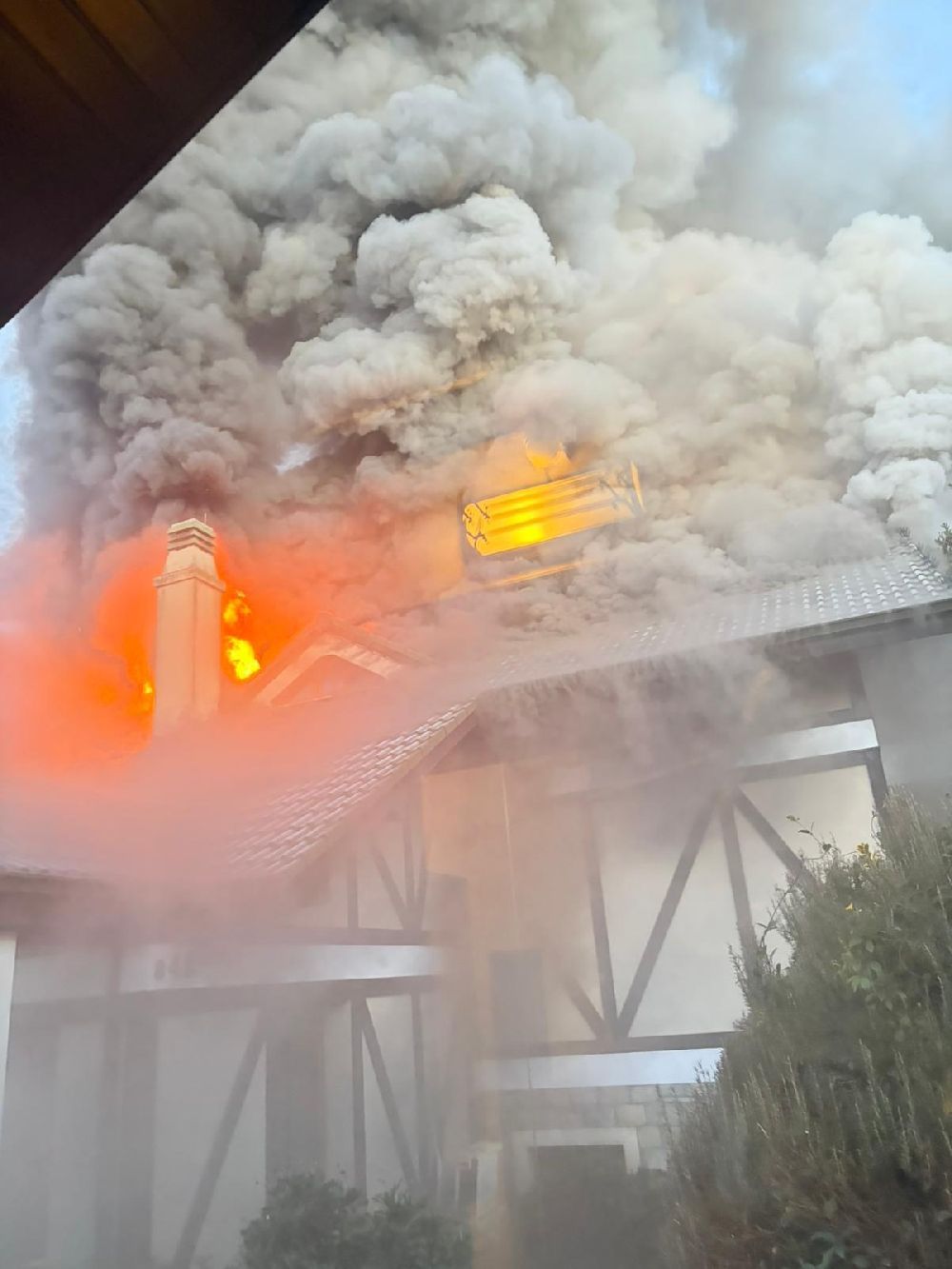 Riva'daki evi yanıp ölümden dönen Aslıhan Karalar açıklama yaptı