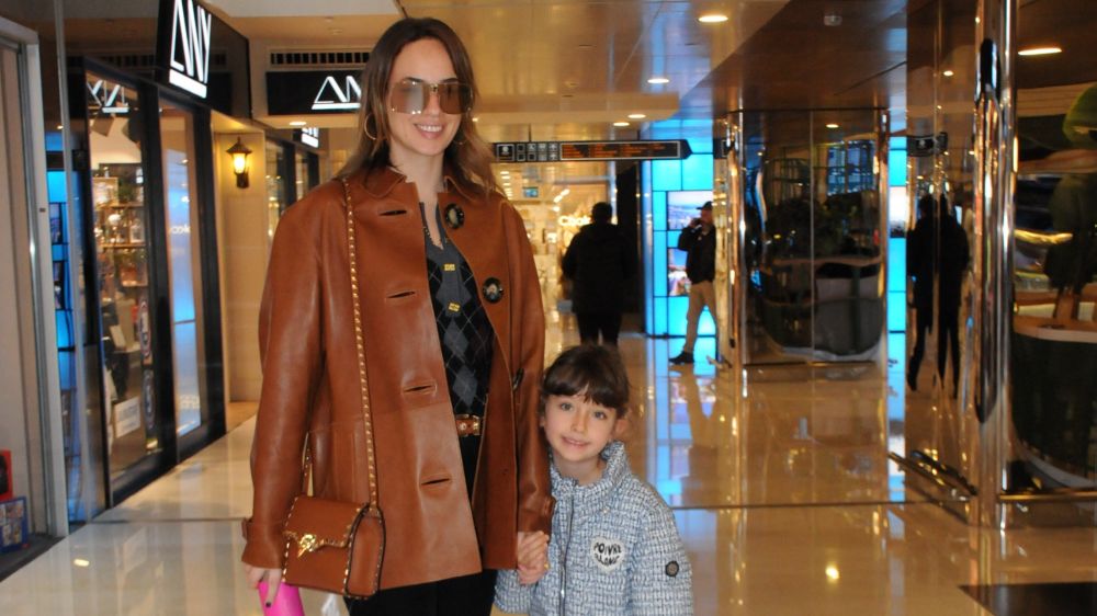 Seda Bakan'ın kızı Leyla ile AVM turu