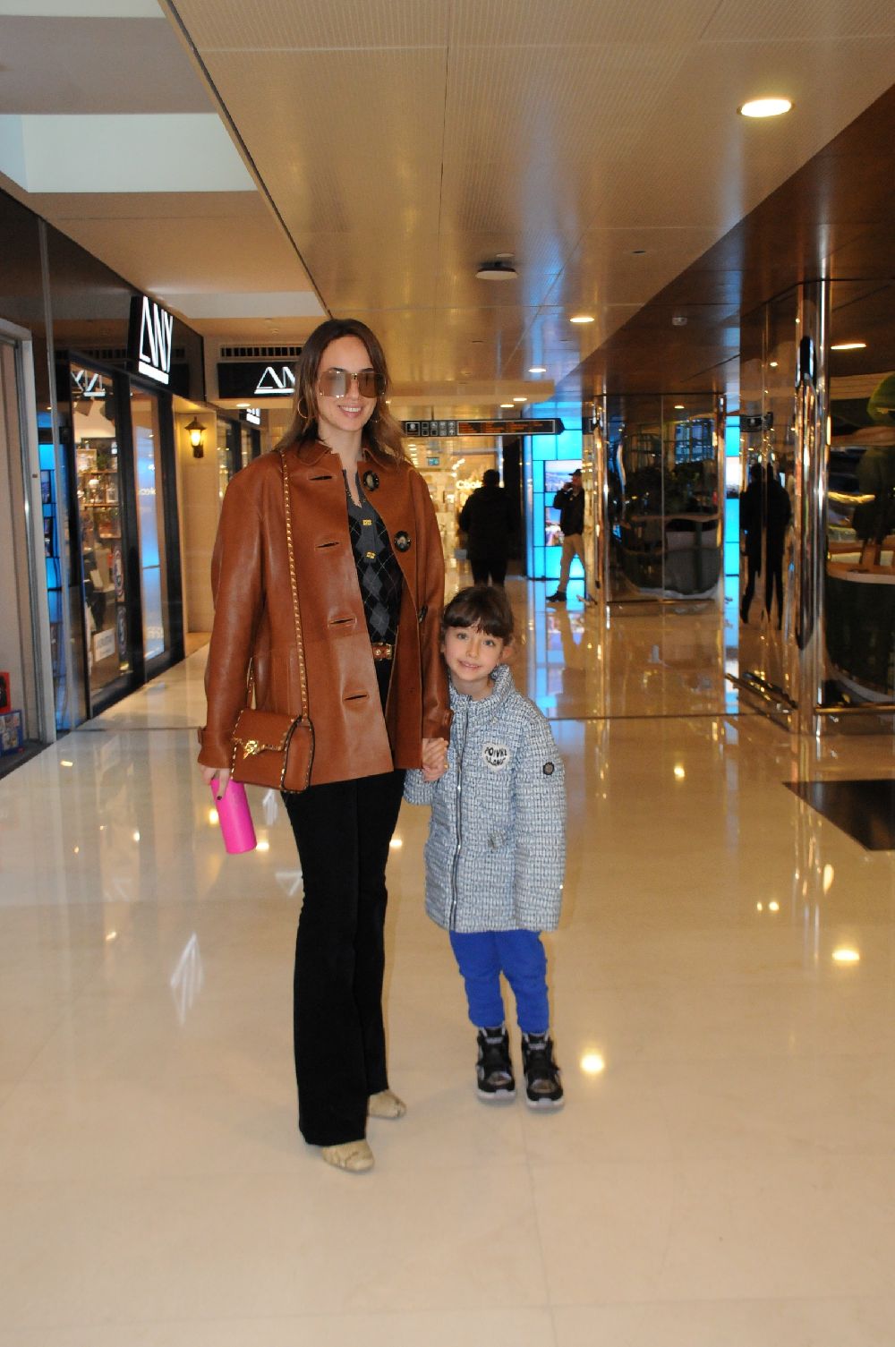 Seda Bakan'ın kızı Leyla ile AVM turu