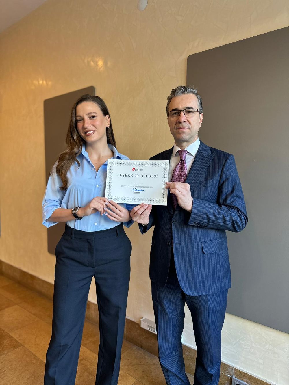 Serenay Sarıkaya’ya teşekkür belgesi