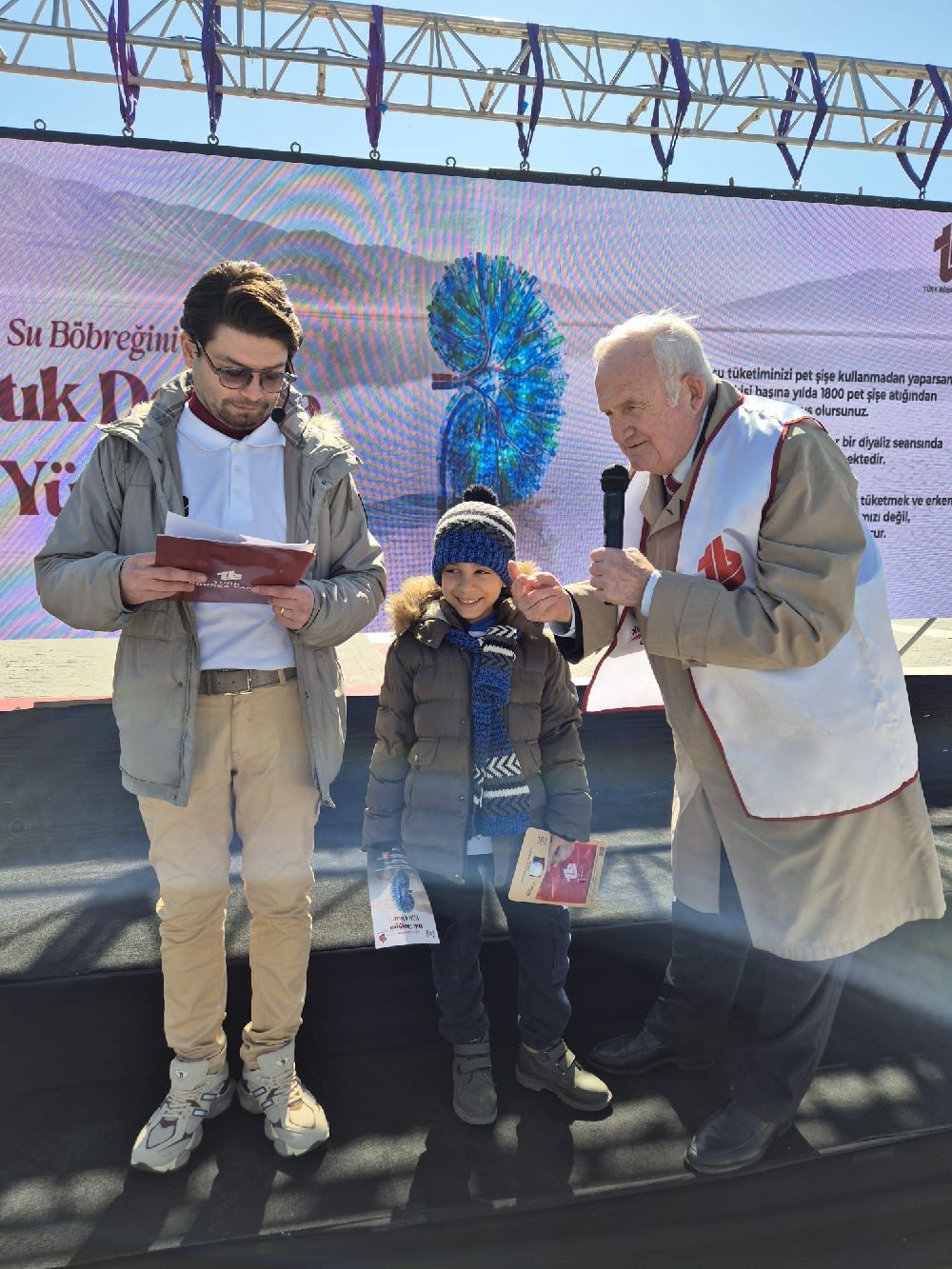 Türk Böbrek Vakfı, dev böbrek maketi ile böbrek sağlığı ve su kaynaklarının korunmasına dikkat çekti!