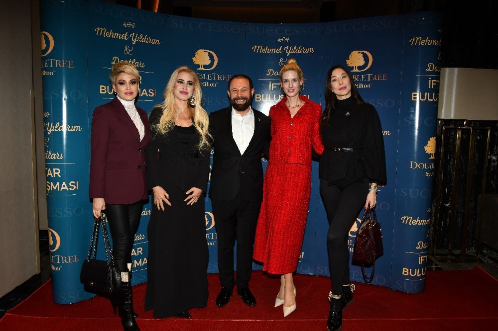 Ünlü isimleri buluşturan iftar