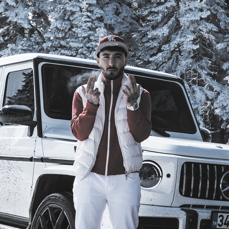 Uzi yeni şarkısıyla zirvede!