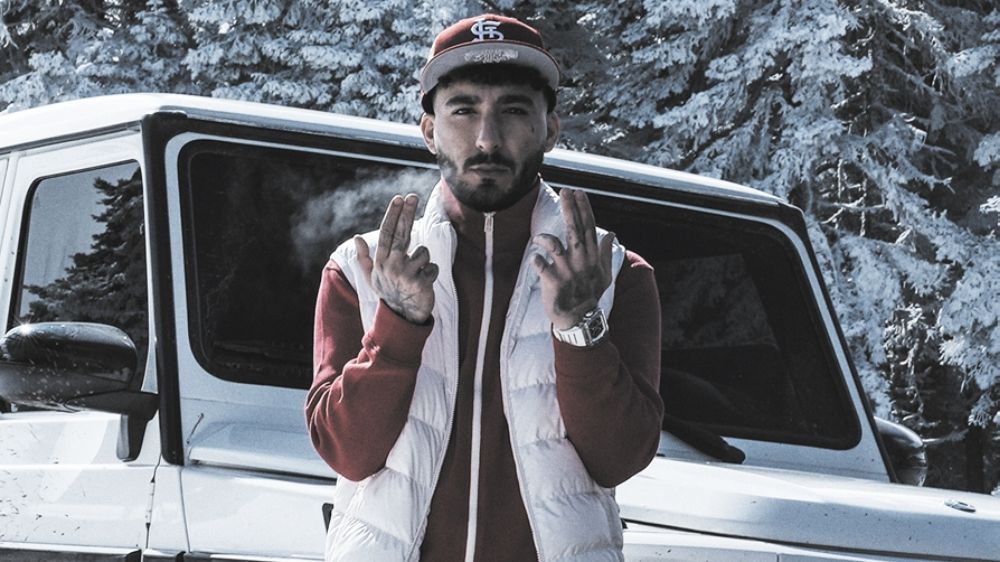 Uzi yeni şarkısıyla zirvede!