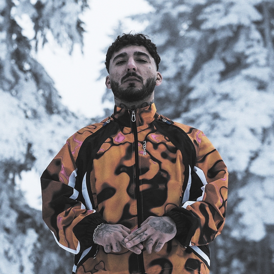 Uzi yeni şarkısıyla zirvede!