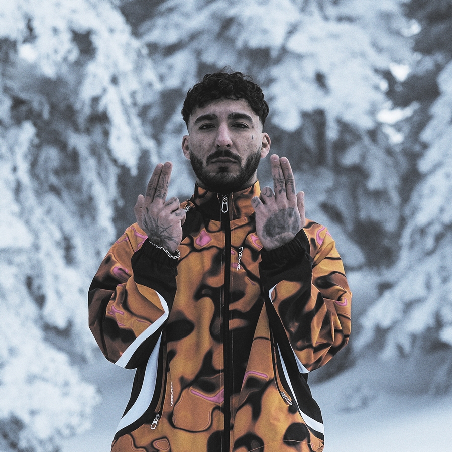 Uzi yeni şarkısıyla zirvede!