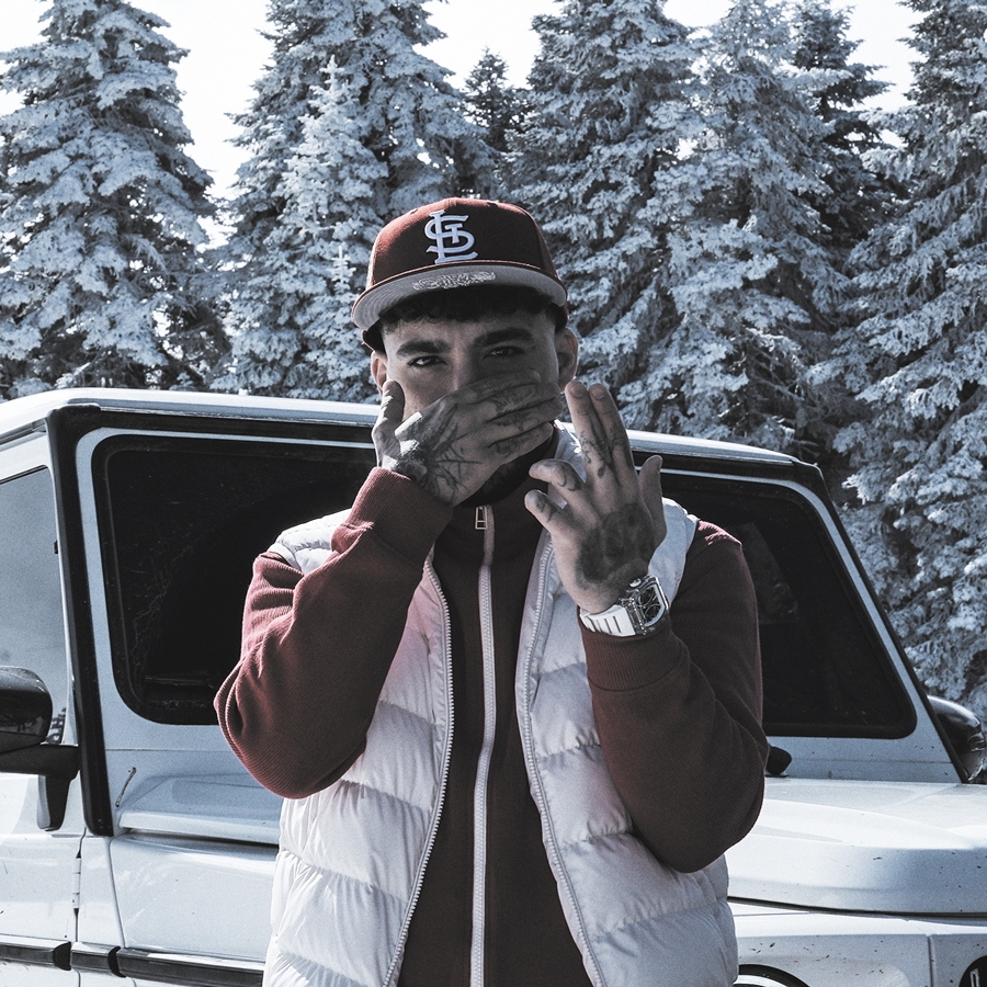 Uzi yeni şarkısıyla zirvede!