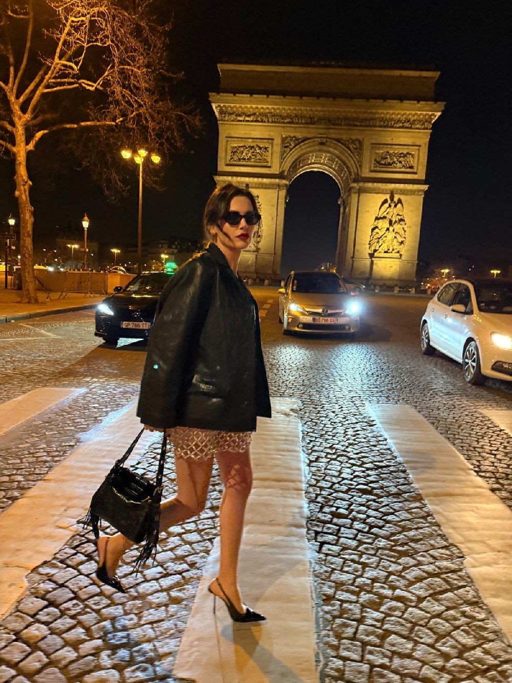 Yağmur Tanrısevsin Paris Moda Haftası şıklığıyla damga vurdu