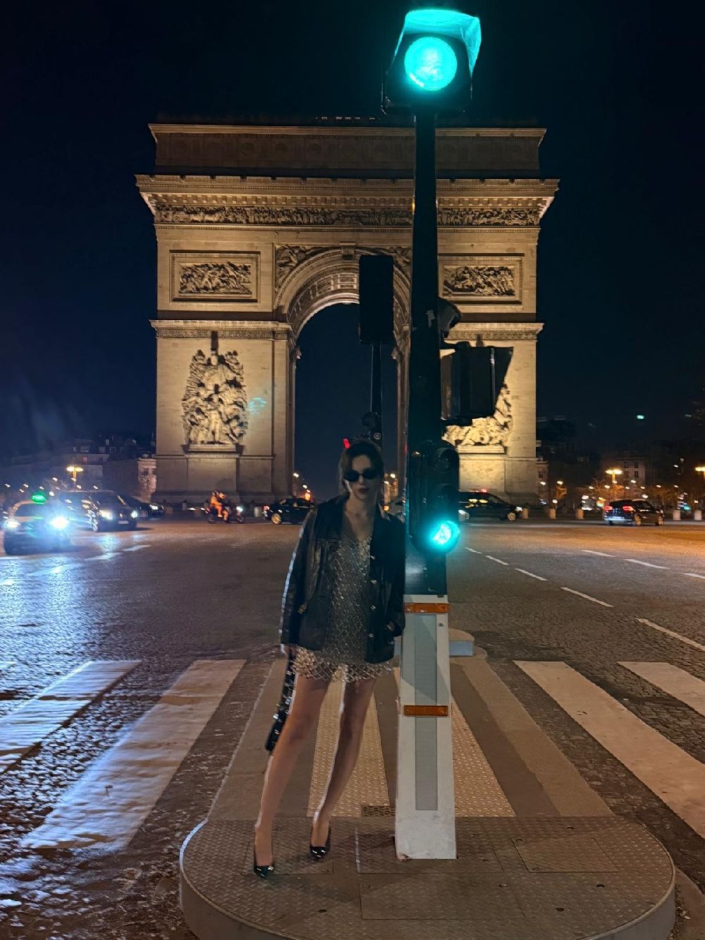 Yağmur Tanrısevsin Paris Moda Haftası şıklığıyla damga vurdu