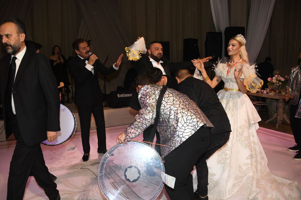 Acaban ve Metin Aileleri'nin masal gibi düğünü