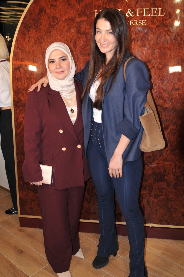 Açılışa ünlü isimler akın etti