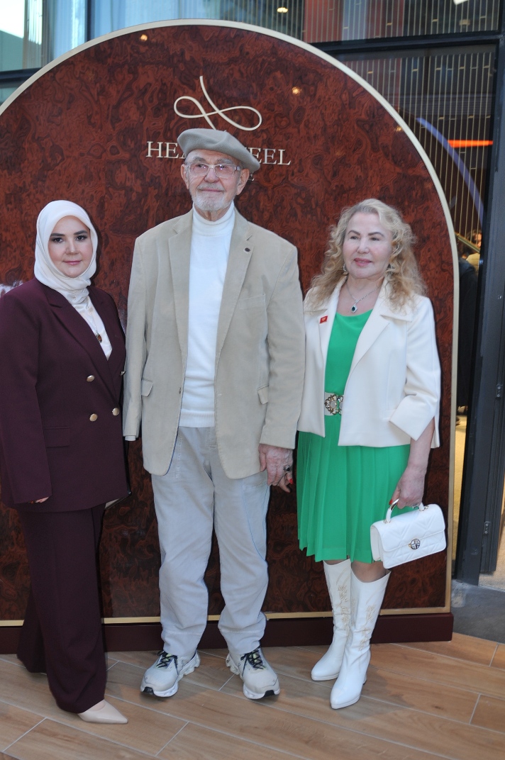 Açılışa ünlü isimler akın etti