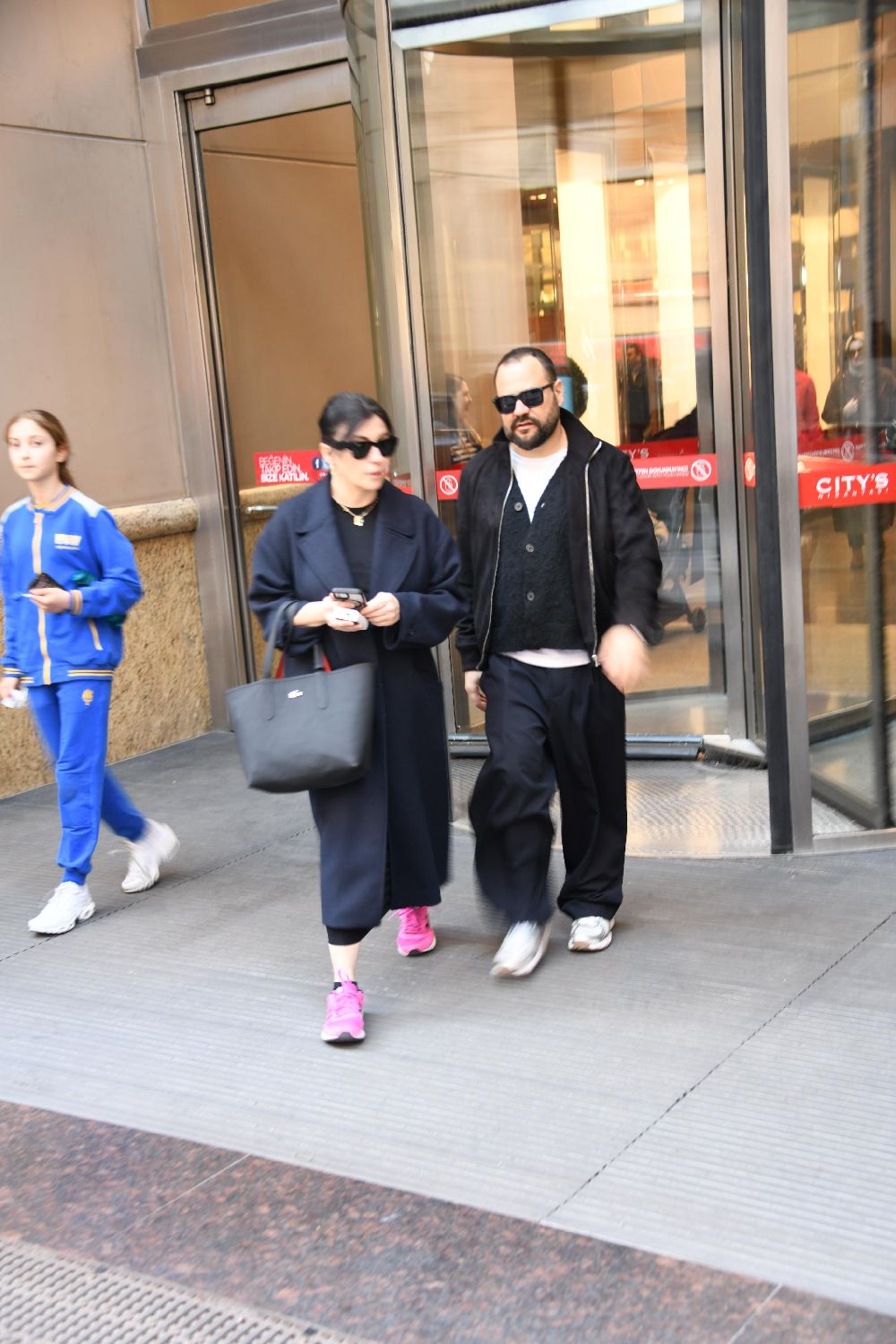 Burcu Gönder ve sevgilisi Dimitrios Ordoulidis'in AVM turu