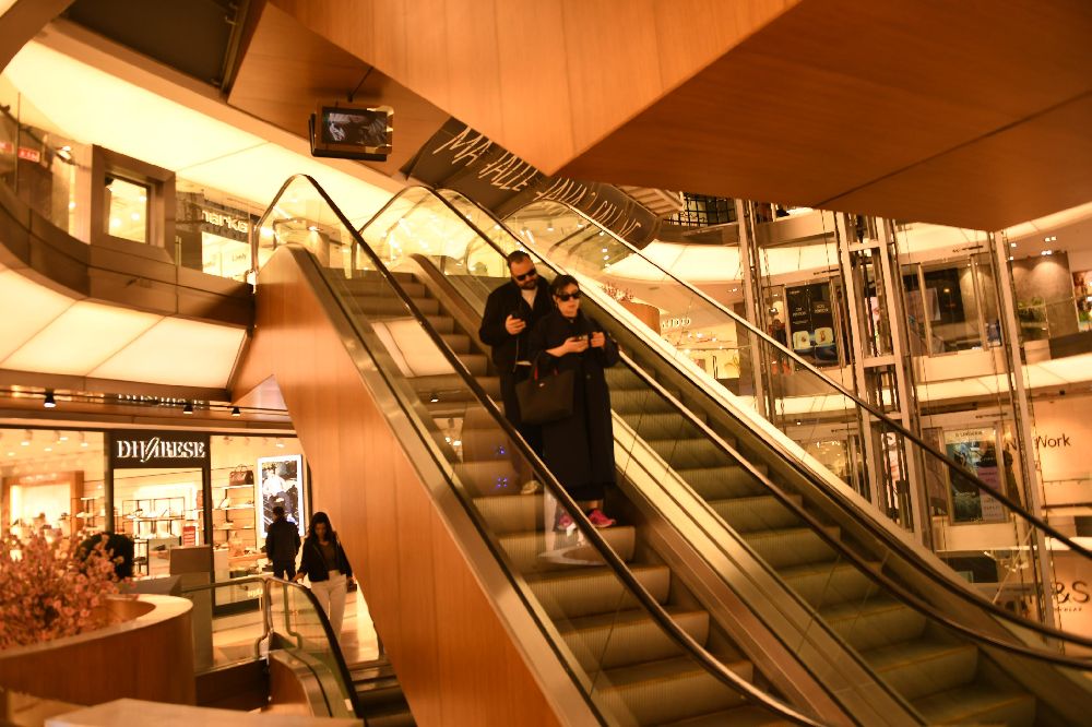 Burcu Gönder ve sevgilisi Dimitrios Ordoulidis'in AVM turu