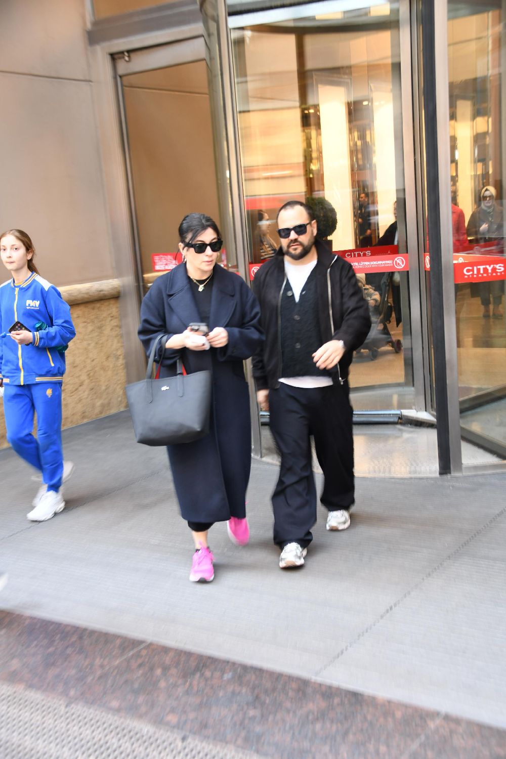 Burcu Gönder ve sevgilisi Dimitrios Ordoulidis'in AVM turu