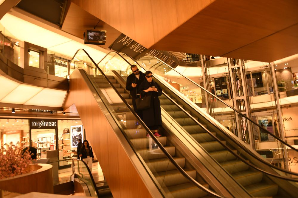 Burcu Gönder ve sevgilisi Dimitrios Ordoulidis'in AVM turu