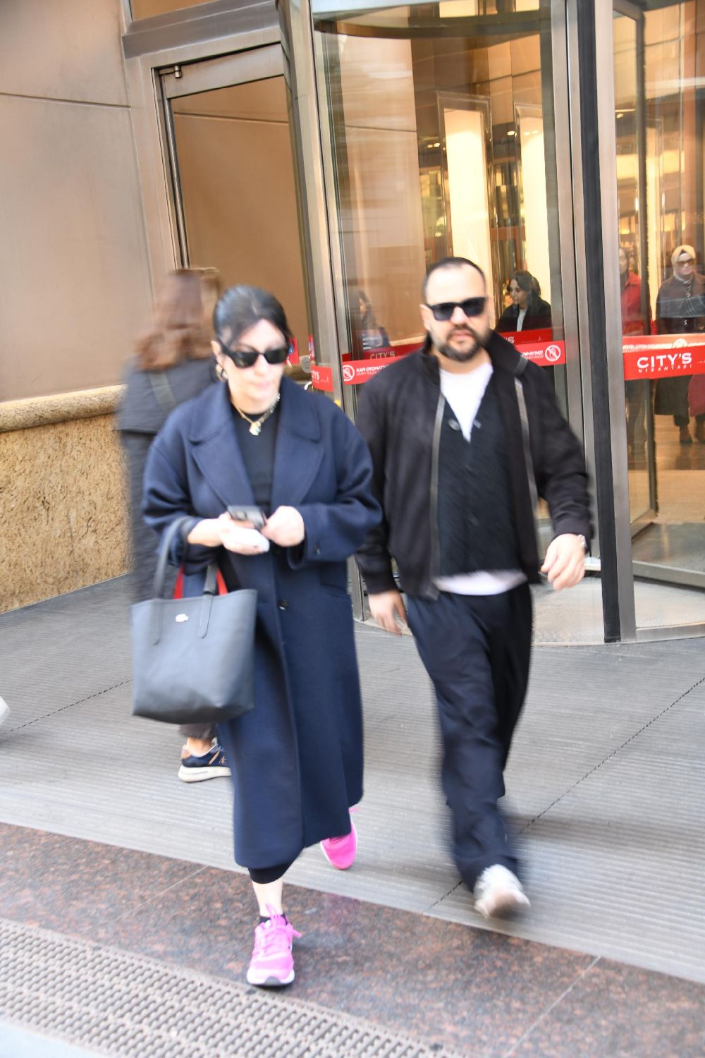 Burcu Gönder ve sevgilisi Dimitrios Ordoulidis'in AVM turu