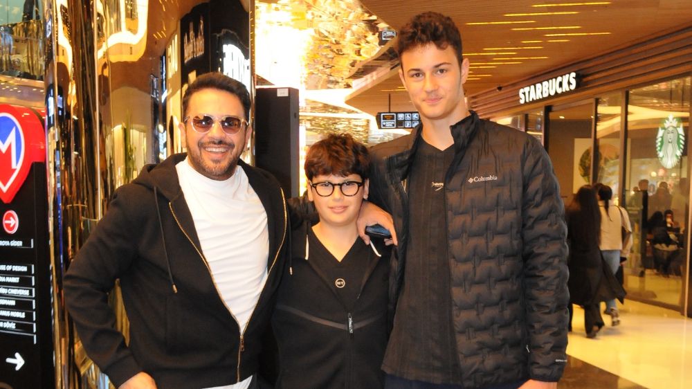 Emre Altuğ çocukları Kuzey ve Uzay ile AVM turu yaptı