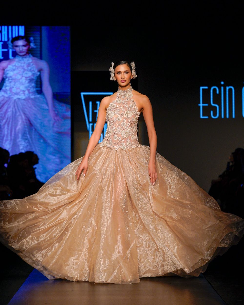 Esin Özyiğit koleksiyonunu İzmir Fashion Week'te sergiledi