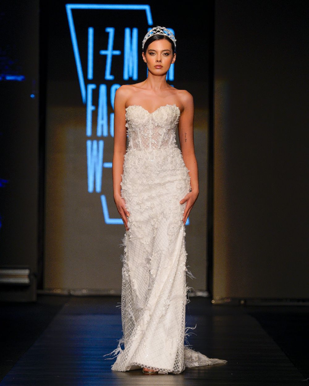 Esin Özyiğit koleksiyonunu İzmir Fashion Week'te sergiledi