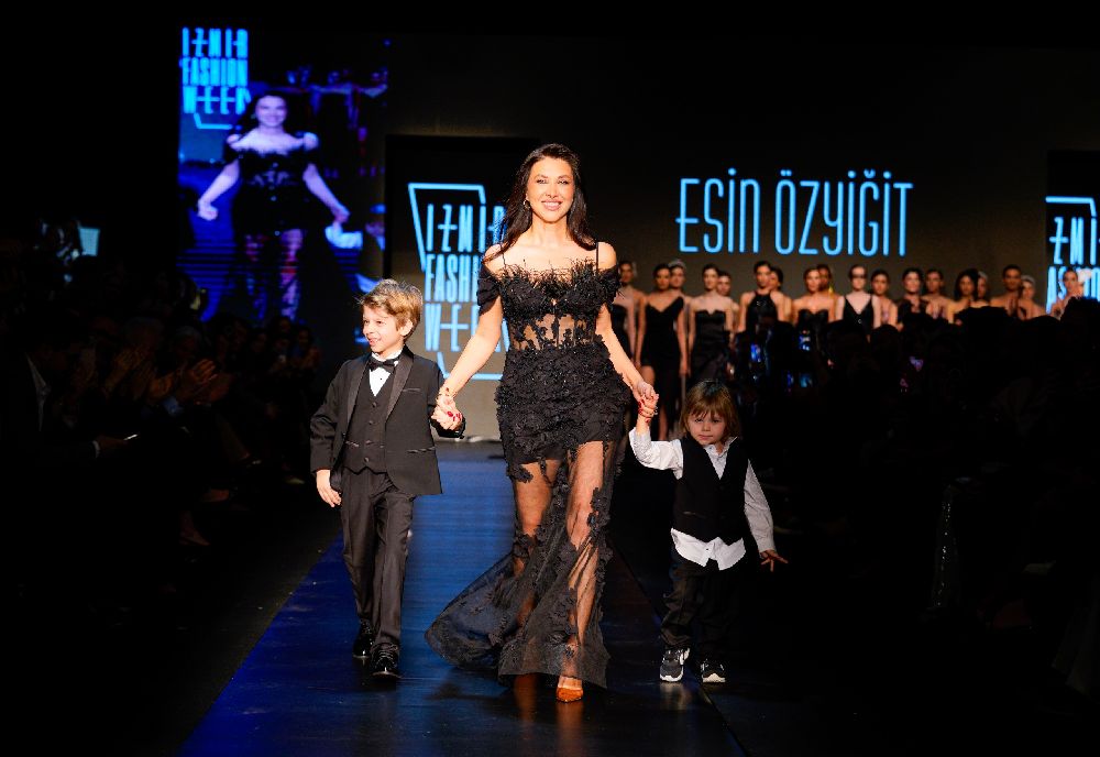 Esin Özyiğit koleksiyonunu İzmir Fashion Week'te sergiledi