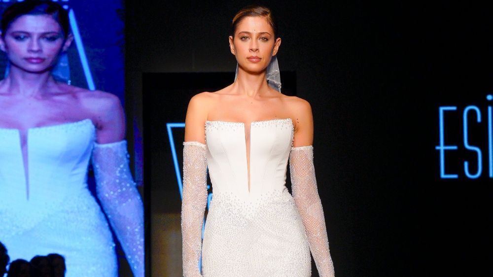 Esin Özyiğit koleksiyonunu İzmir Fashion Week'te sergiledi