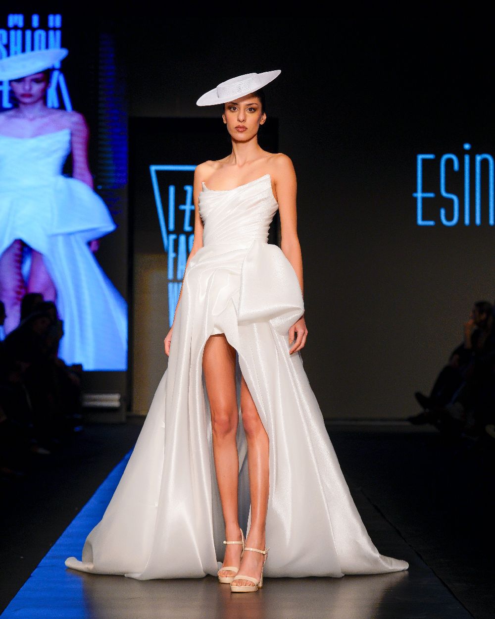 Esin Özyiğit koleksiyonunu İzmir Fashion Week'te sergiledi