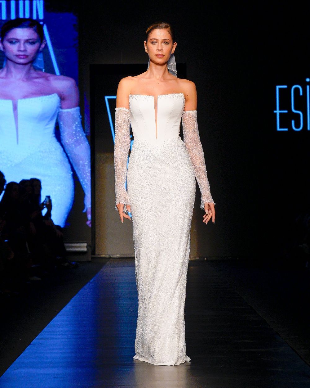 Esin Özyiğit koleksiyonunu İzmir Fashion Week'te sergiledi