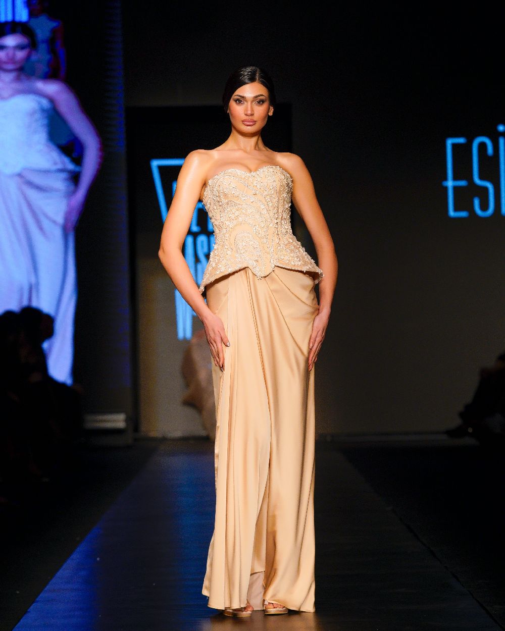 Esin Özyiğit koleksiyonunu İzmir Fashion Week'te sergiledi