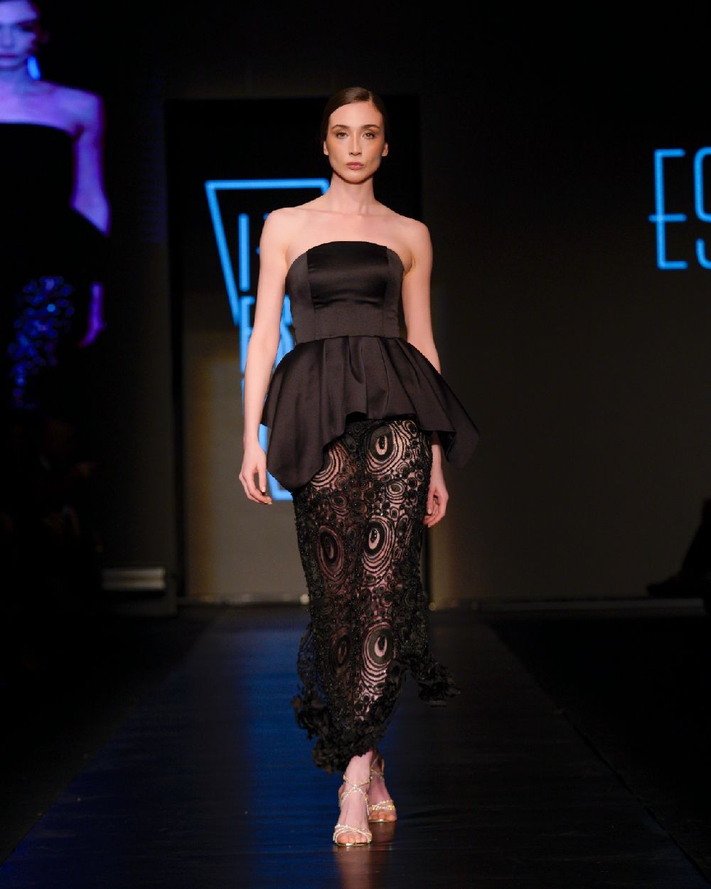 Esin Özyiğit koleksiyonunu İzmir Fashion Week'te sergiledi