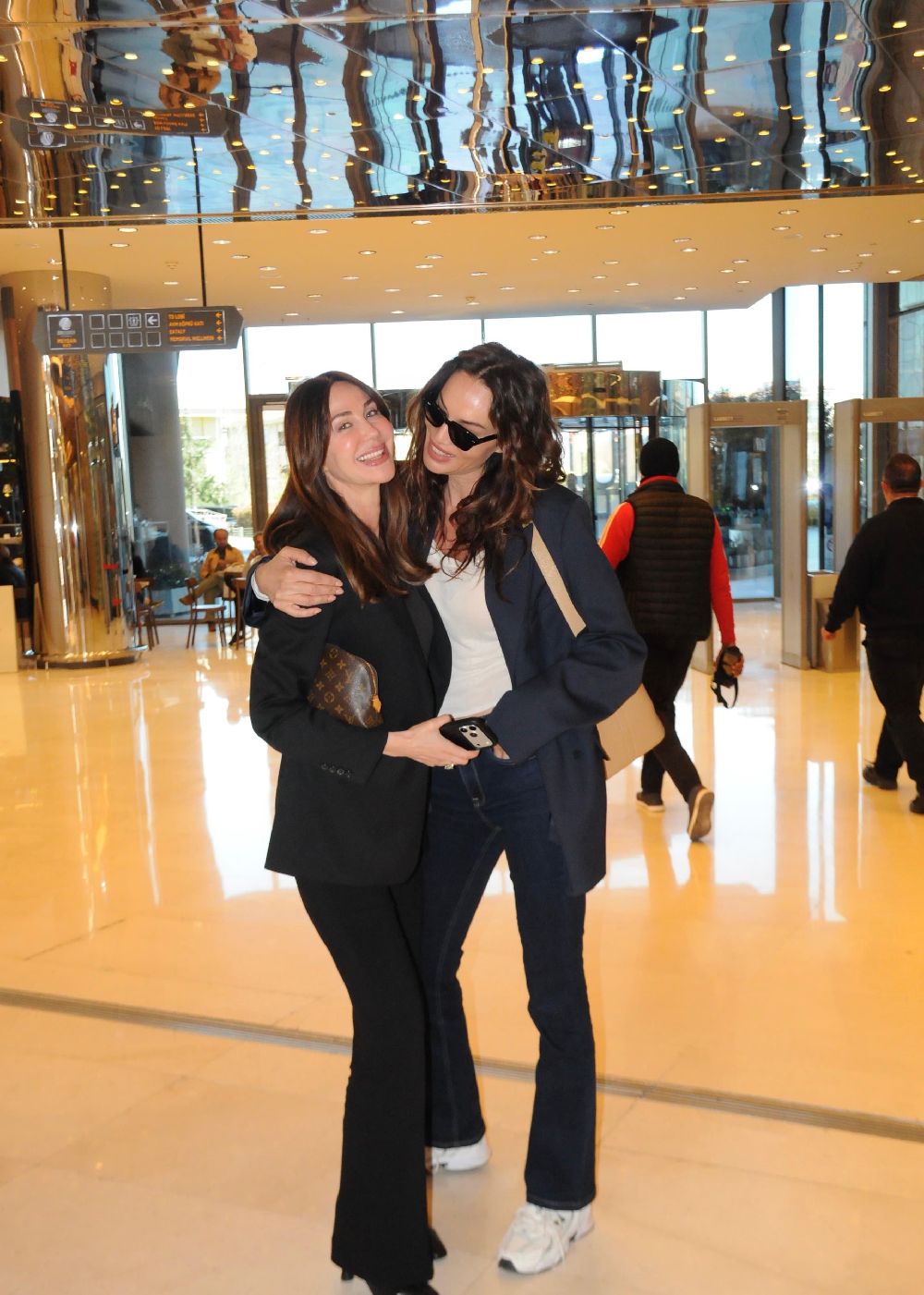 Güzide Duran ve Demet Şener'in AVM turu