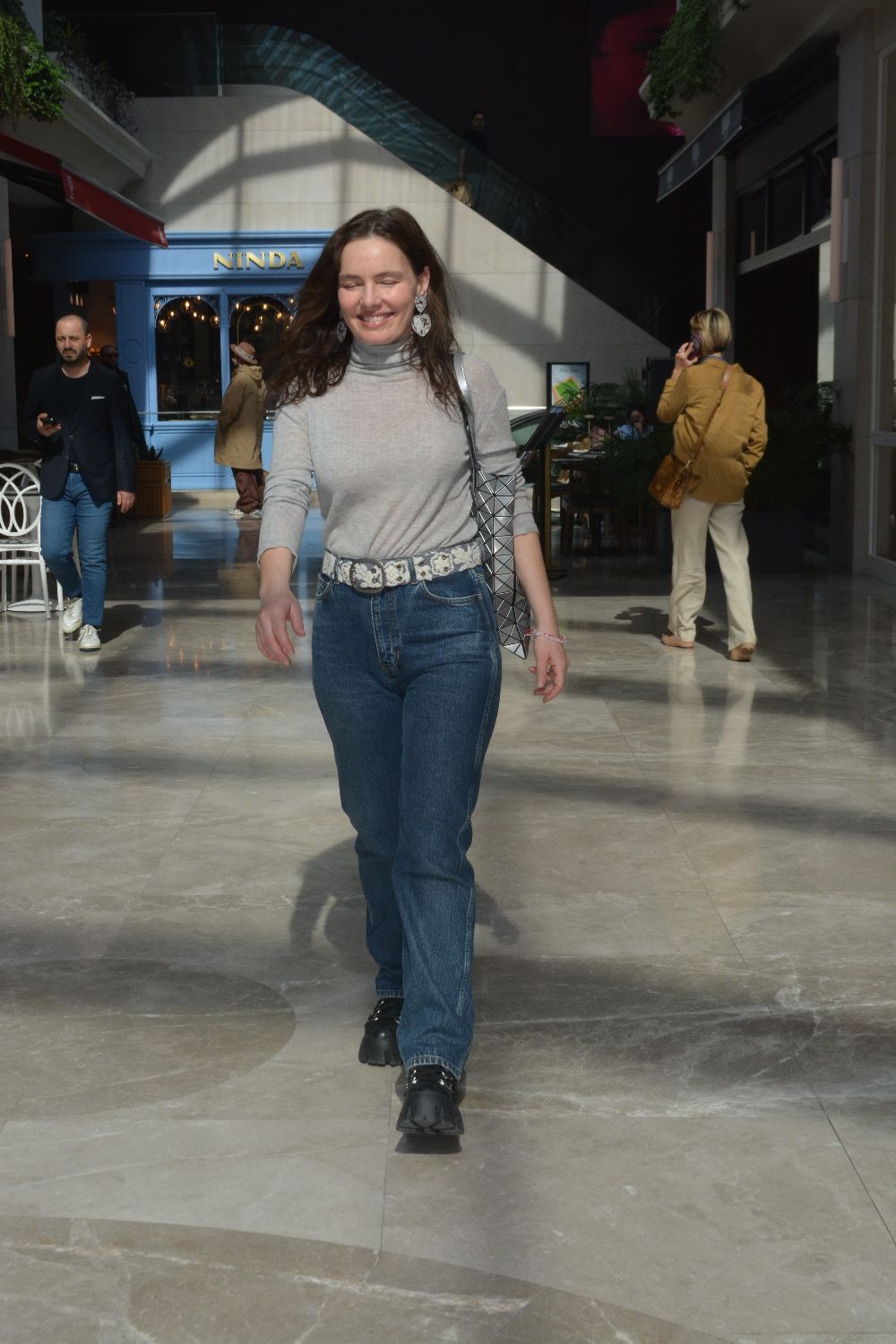 Nil Karaibrahimgil'in AVM tarzı