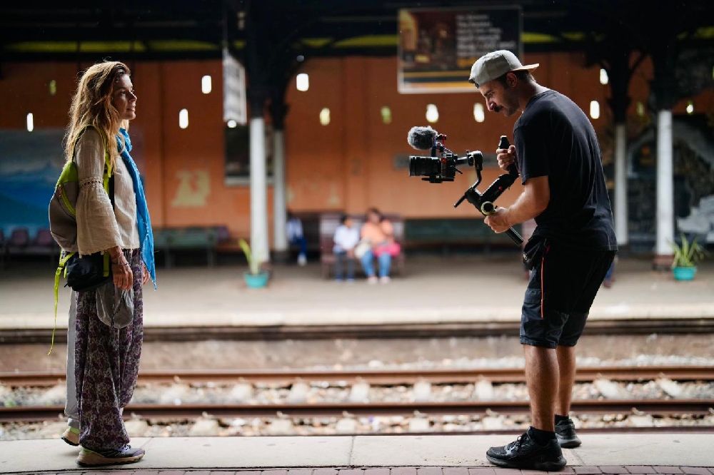 Selin Uzal sınırları aşıyor!