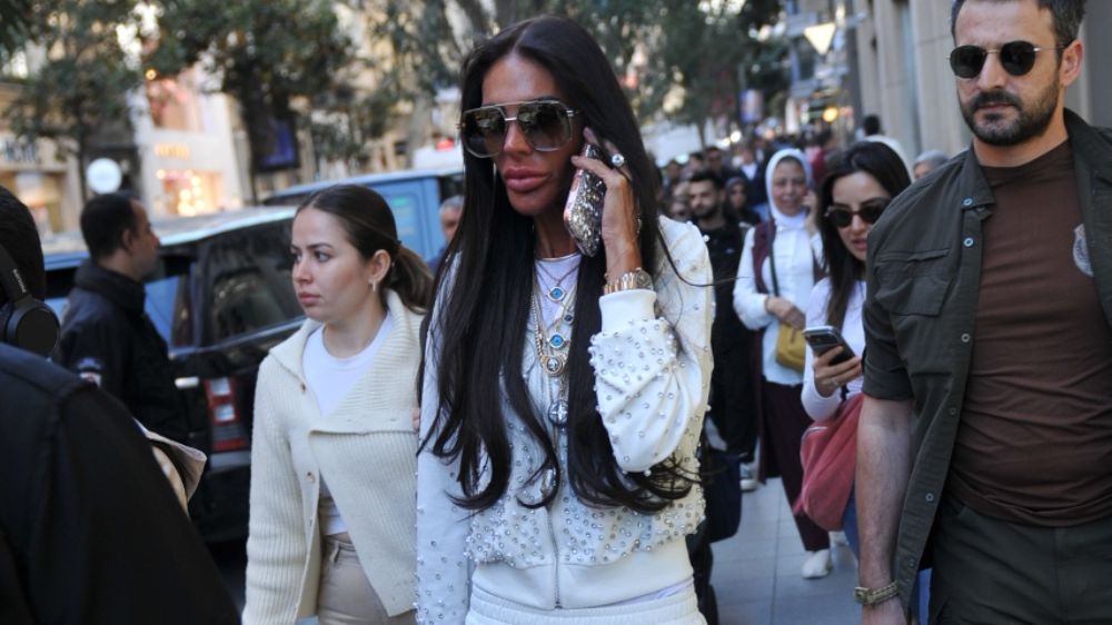 Süreyya Yalçın beyazlar içinde