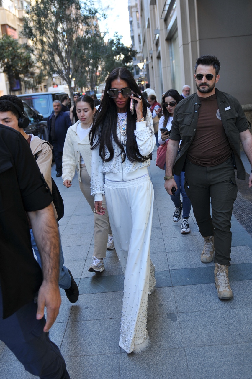 Süreyya Yalçın beyazlar içinde