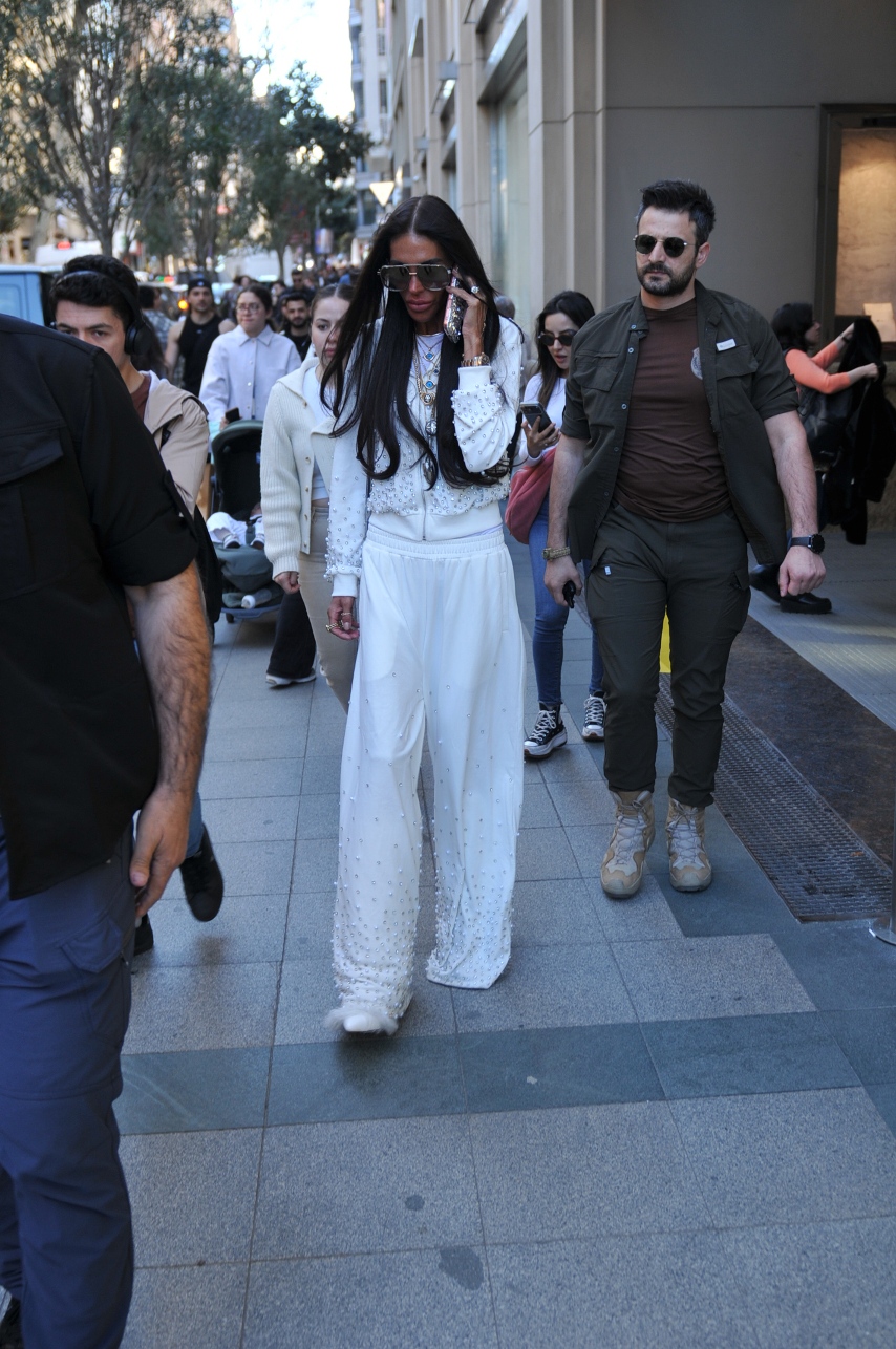 Süreyya Yalçın beyazlar içinde