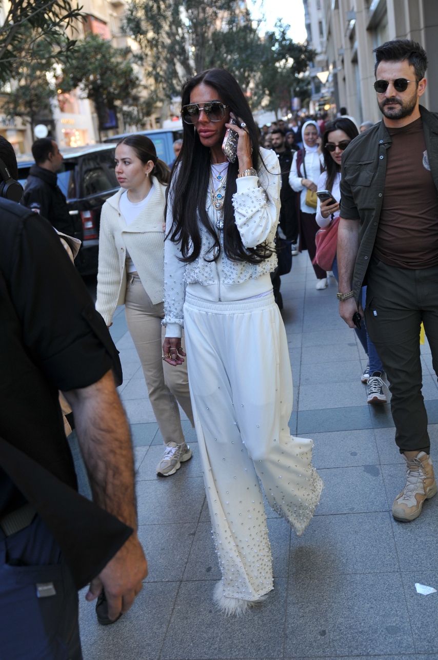 Süreyya Yalçın beyazlar içinde