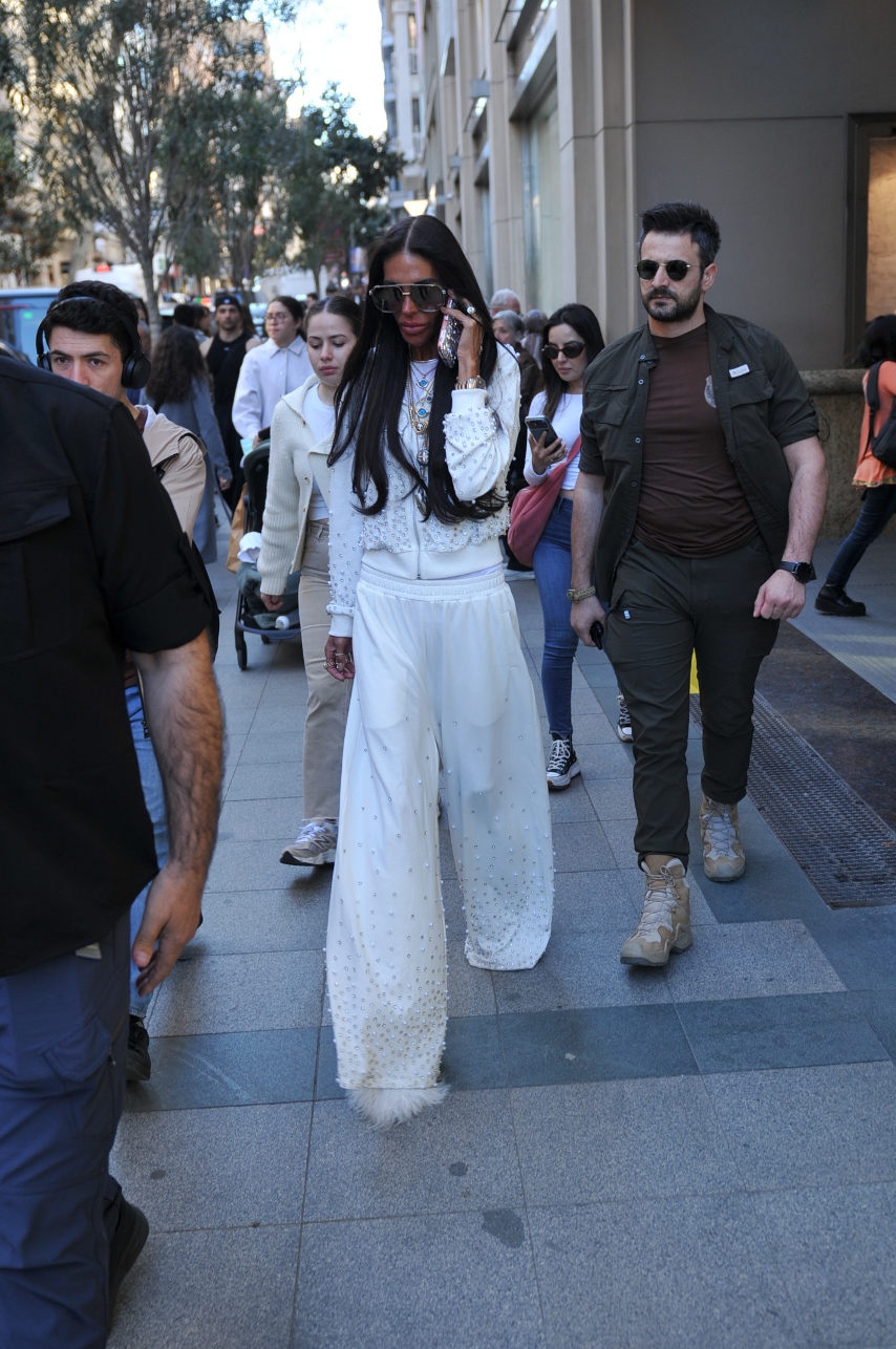 Süreyya Yalçın beyazlar içinde