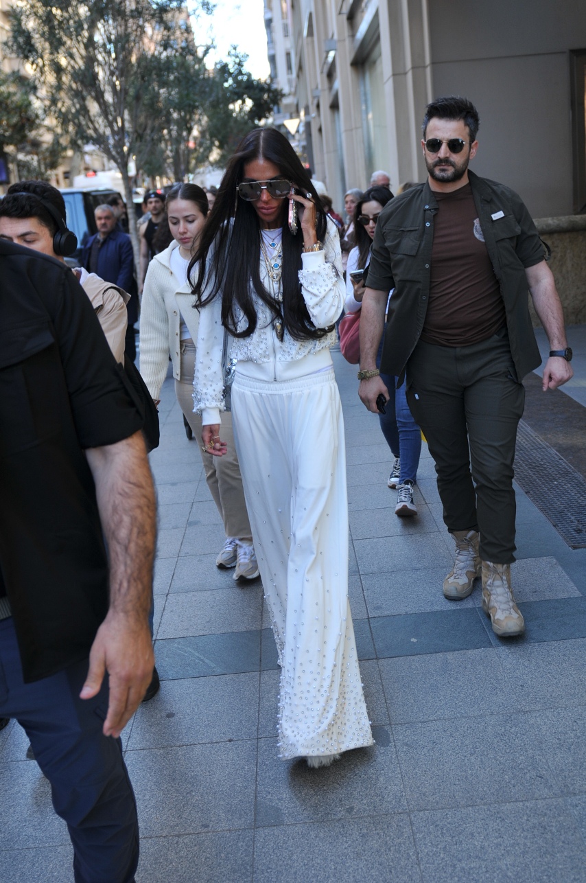 Süreyya Yalçın beyazlar içinde