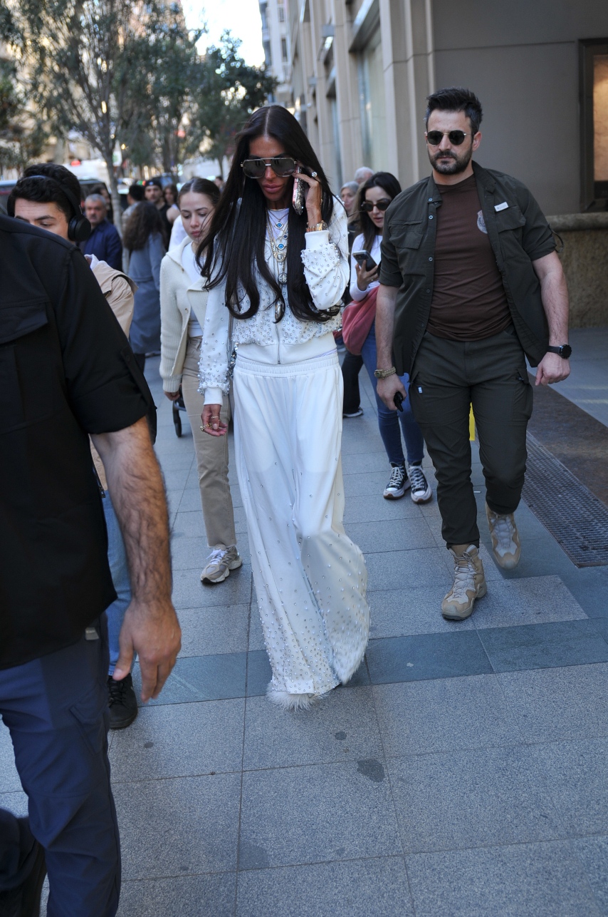 Süreyya Yalçın beyazlar içinde