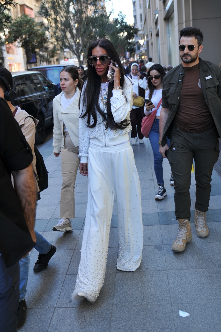 Süreyya Yalçın beyazlar içinde