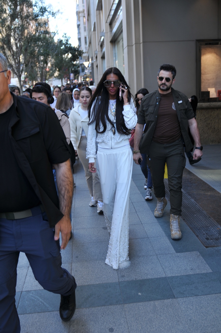 Süreyya Yalçın beyazlar içinde