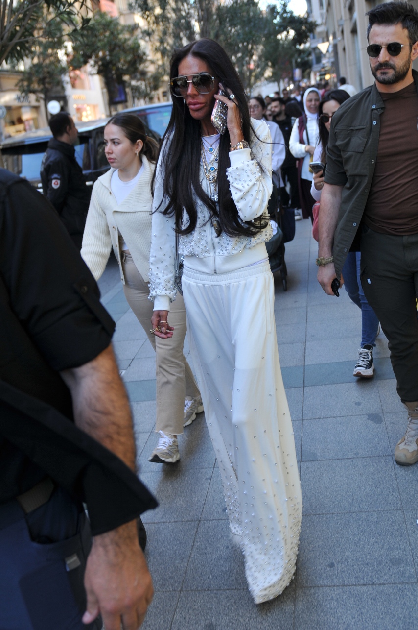 Süreyya Yalçın beyazlar içinde