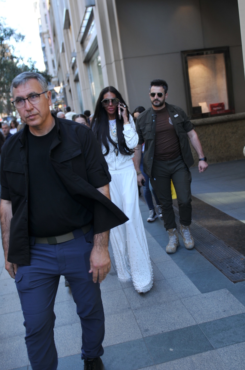 Süreyya Yalçın beyazlar içinde