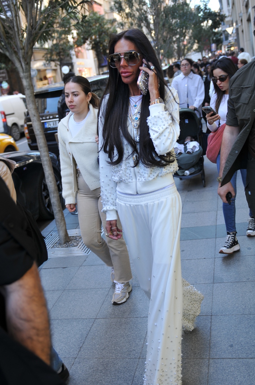 Süreyya Yalçın beyazlar içinde