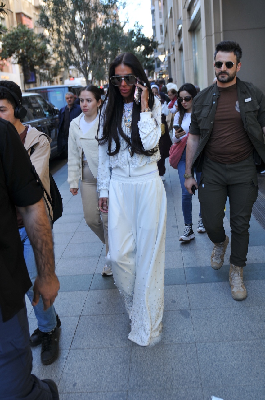 Süreyya Yalçın beyazlar içinde