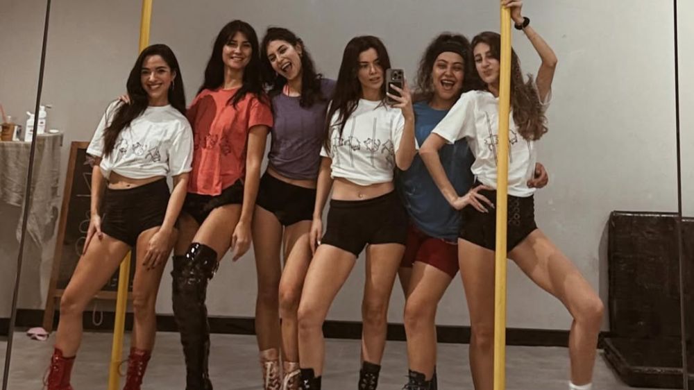 Üç ay boyunca pole dansı dersi aldılar